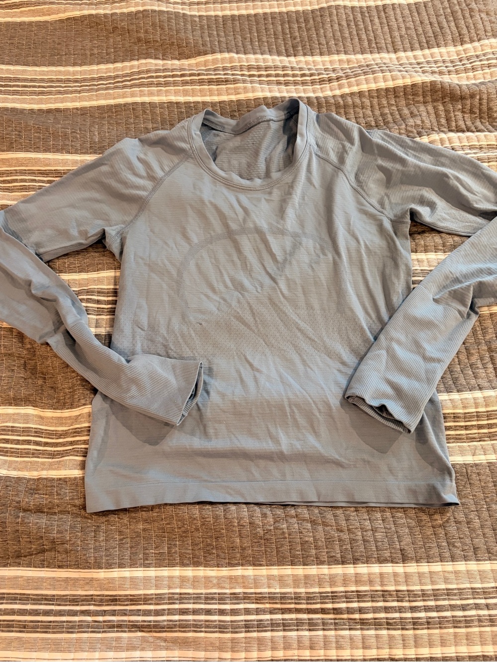 Lululemon Women’s 6 Swiftly Long Sleeve waist length Shirt - blue/gray
